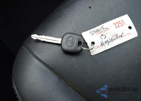 2013 Toyota Highlander Se V6 z USA, uszkodzony, nr VIN 5TDBK3EH9DS189964